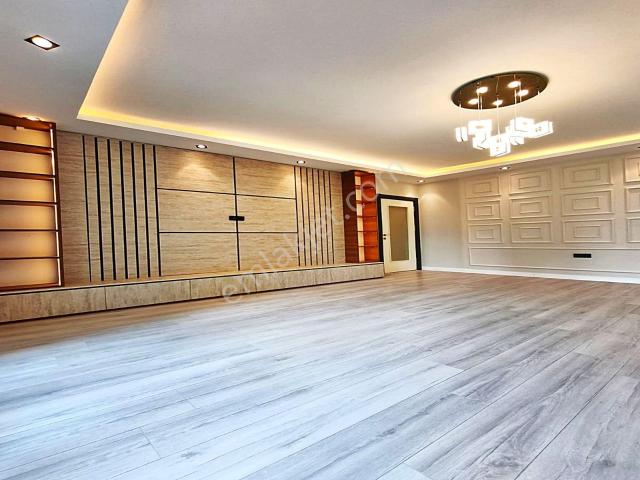Cadde34'den Zafer Mahallesinde Aile Sitesinde Kapalı Otoparklı Ebeveyn Banyolu 3+1 Daire