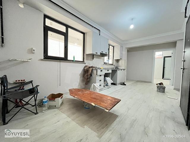 CADDE ÜSTÜ ARA KAT SIFIR 1+1 AMERİKAN MUTFAKLI MERKEZİ KONUM