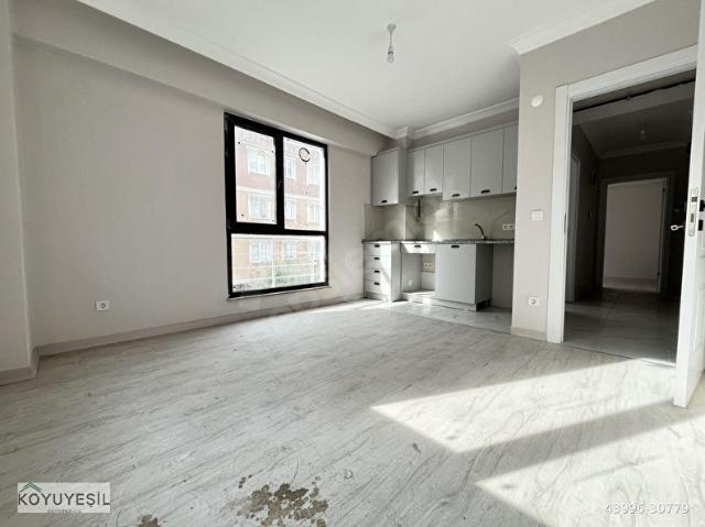 CADDE ÜSTÜ SIFIR ARA KAT 2+1 AMERİKAN MUTFAKLI TAŞINMAYA HAZIR