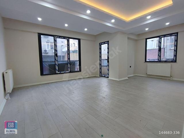 CADDE ÜSTÜ,3+1 KULLANIŞLI ÇİFT CEPHE SATILIK DAİRE