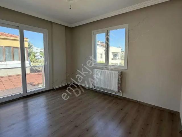 Cadde Üstünde Geniş Daire