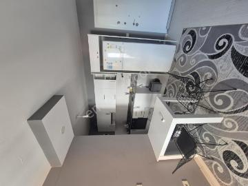 Cadde Üzeri 1+1 Full Eşyalı Merkezi Konum Balkonlu Kiralık Daire