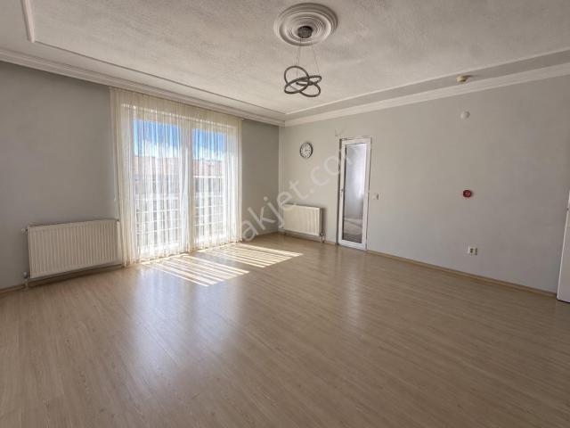 Cadde Üzeri Ve Otoparklı Bina Kiralık 3+1 Daire