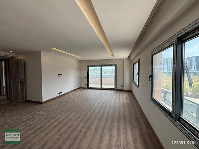 CADDE ÜZERİ GÖL MANZARALI LÜKS 4+1 KAPALI MUTFAK KİRALIK DAİRE