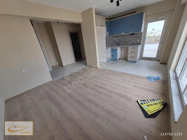 CADDE ÜZERİNDE 1+1 CAM BALKONLU EŞYALI SIFIR KİRALIK DAİRE