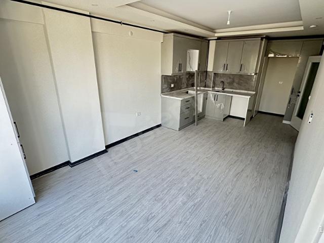 CADDE ÜZERİNDE YATIRIM İÇİN UYGUN FERAH İSKANLI DAİRE