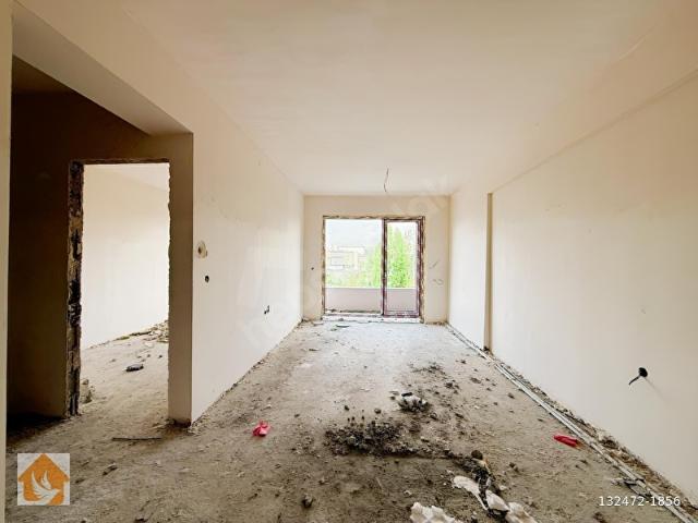 CADDE ÜZERİNDE YERDEN ISITMALI EBEVEYN BANYOLU SIFIR 2+1 DAİRE