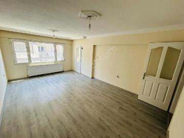 Cadde Üzeri Site İçi Güvenlikli Otoparklı 3+1 Boyalı Geniş Daire