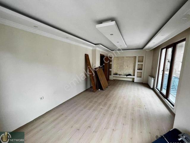 cadde Üzeri+merkezi Konumda Levent'e Yakın Balkonlu geniş 2+1