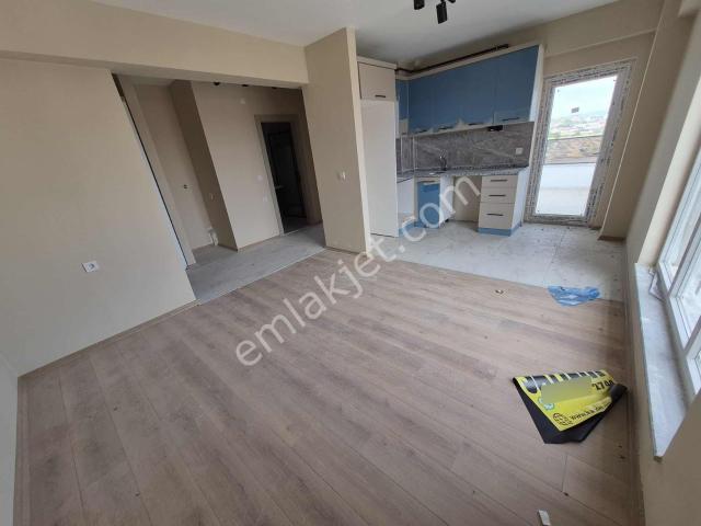 Cadde Üzerinde 1+1 Cam Balkonlu Eşyalı Sıfır Kiralık Daire