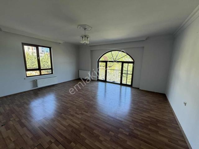 Cadde Üzerinde Yapılı Geniş Ferah 3+1 Kiralık Daire