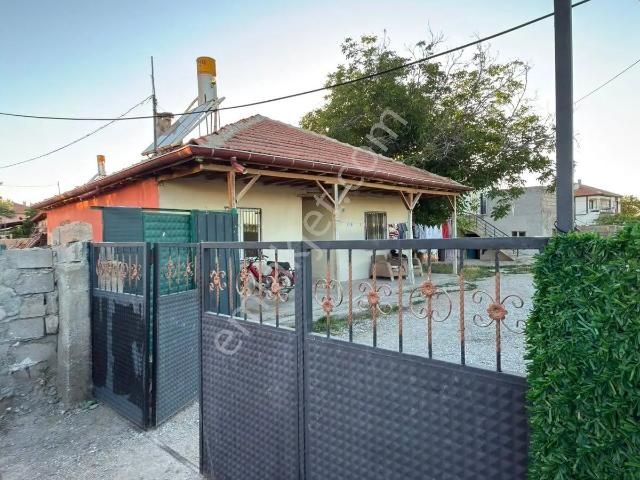 Cadde Üzerinde Aynı Arsa İçinde Tek Fiyata 3 Ev