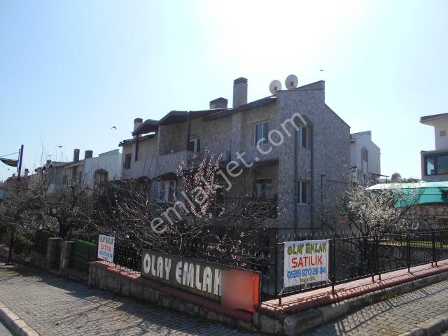 Cadde Üzerinde Doğal Taş Kaplamalı Triplex Villa