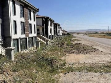 Cadde Üzerinde Kısa Süreliğine Geniş Villa