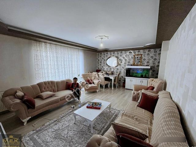Cadde Yakını Asansörlü Çift Cam Balkonlu E. Banyolu 3+1