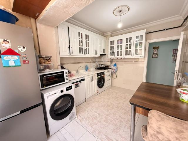 Cadde Yakını Katta 2+1 Asansörlü Masrafsız Cepheleri Açık Daire