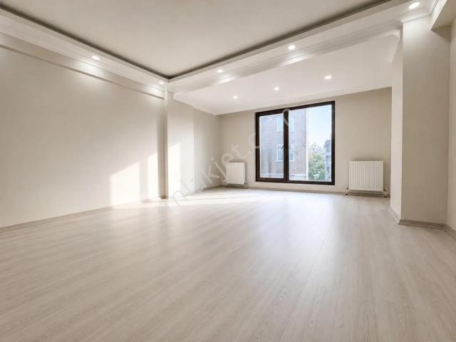 Cadde Yakını Merkezi Konumda Otoparklı 3+1 Sıfır Geniş Daire