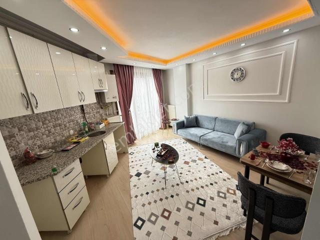 Cadde Arkası 1.kat Full Eşyalı Ferah 32 Bin Kira 1+1 İskanlı !