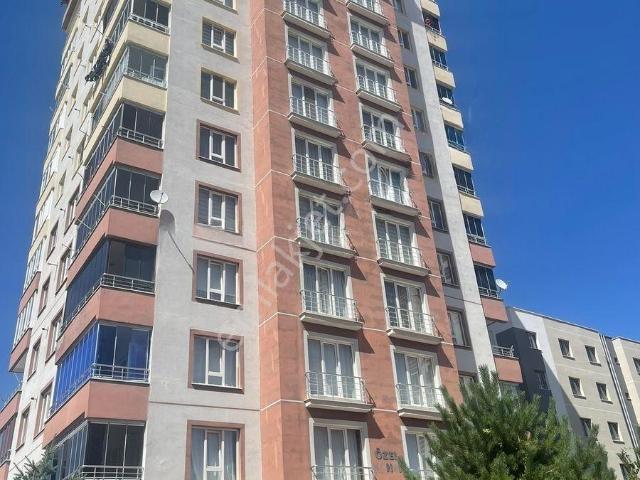 Cadde Cepheli Geniş Kullanım Alanına Sahip Satılık Daire