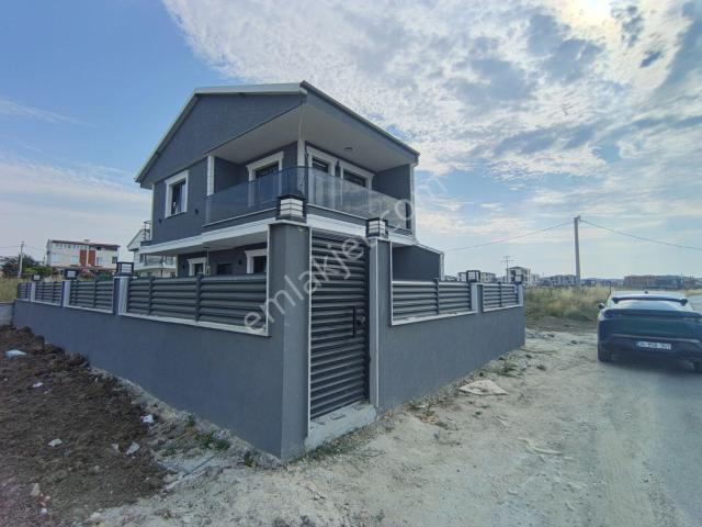 Cadde Cepheli 160.m2 Arsa İçinde 2+1 İskanlı Villa Altyapılı