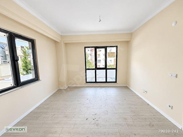 CADDE DİBİ KAPALI OTOPARK ÜSTÜ BAHÇE KULLANIMLI SIFIR 2+1 GİRİŞ