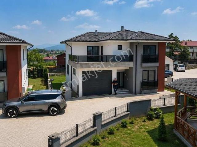 Cadde Emlaktan Küçücek Te Site İçi 4+1 Müstakil Havuzlu Villa