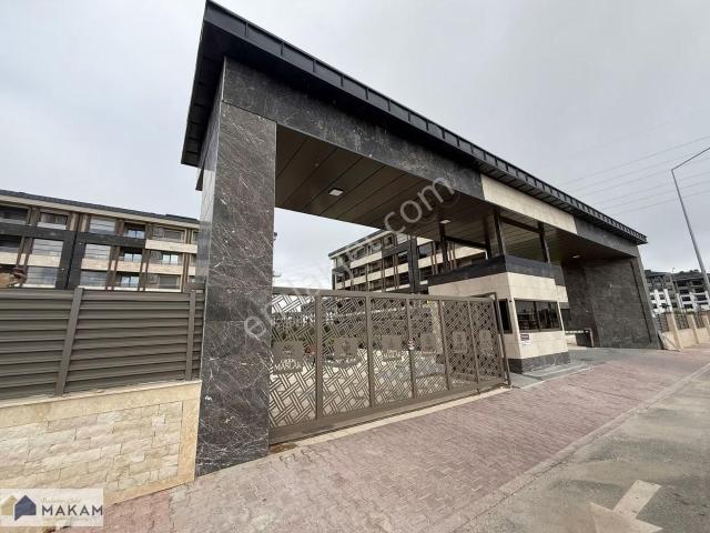 Cadde Maslak'ta 4.5+1 Satılık Cadde Cepheli Lüks Daire