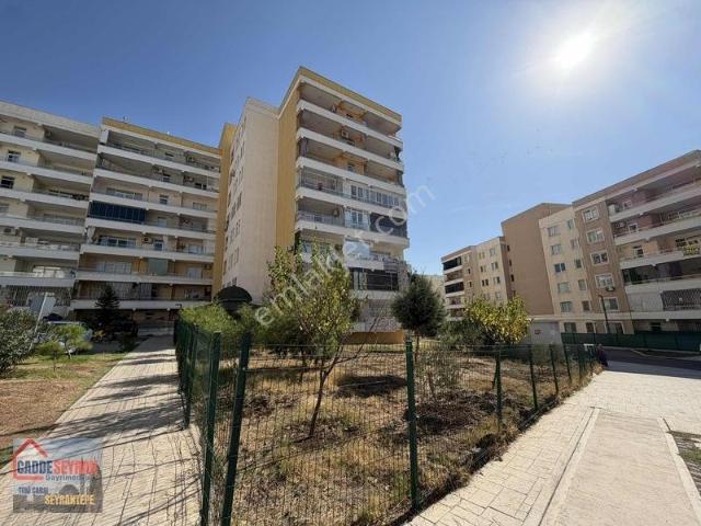 Cadde Seyrandan Kiralık 4+1 Ara Kat Sarı Tokı Çarşı İçinde