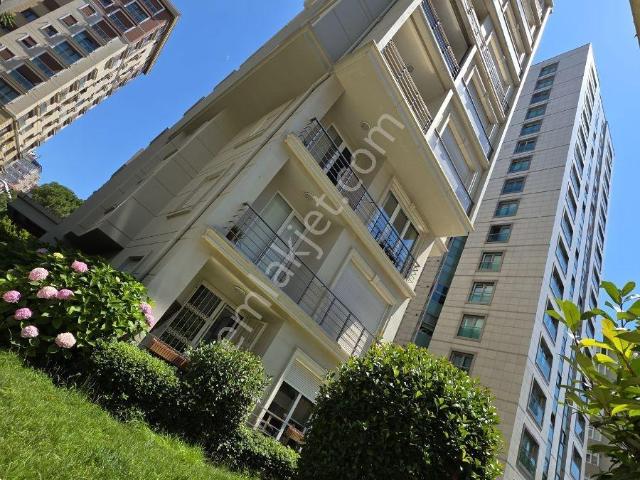 Caddebostan Akış Sokak'ta Etrafı Açık Ferah 110m2 Net,3+1 Daire
