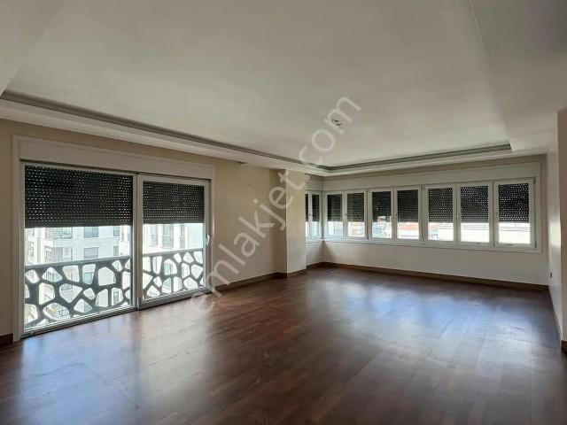 Caddebostan Bağdat Caddesi 1. Paralel Havuzlu Geniş 3+1 Kiralık