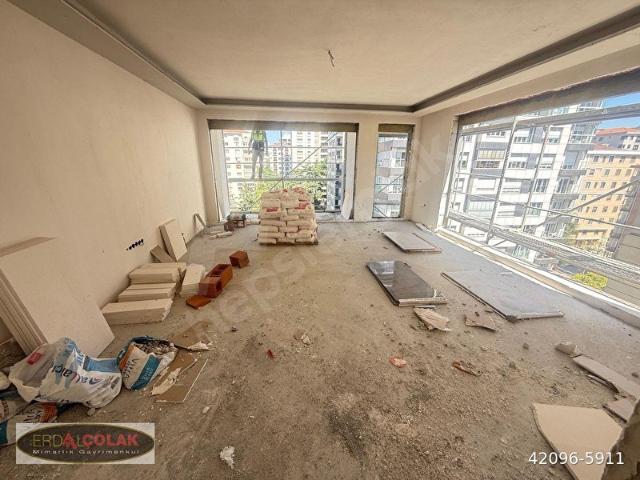 CADDEBOSTAN ÖMERPAŞA DA 155M2 GENİŞ BALKONLU ARA KAT SATILIK