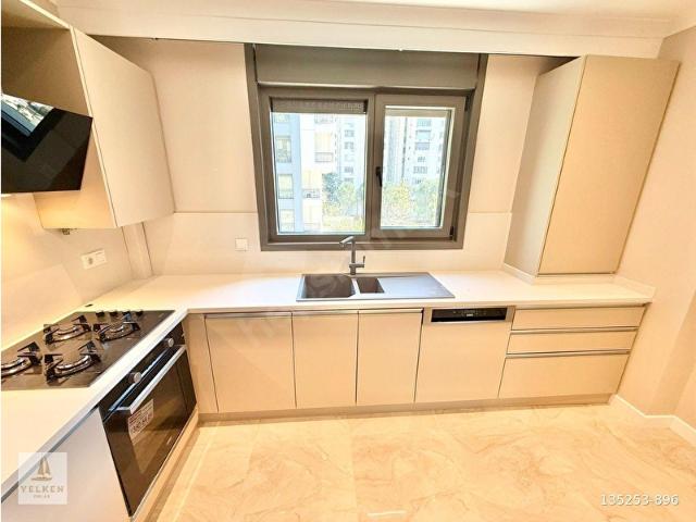 CADDEBOSTAN SAHİL'DE 3+1 İŞYERİNE, KONUTA UYGUN SIFIR