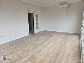 CADDEBOSTAN SATILIK 2+1 GENİŞ DAİRE KISMI DENIZ SAHILE 2.PARALEL 23.100.000 TL