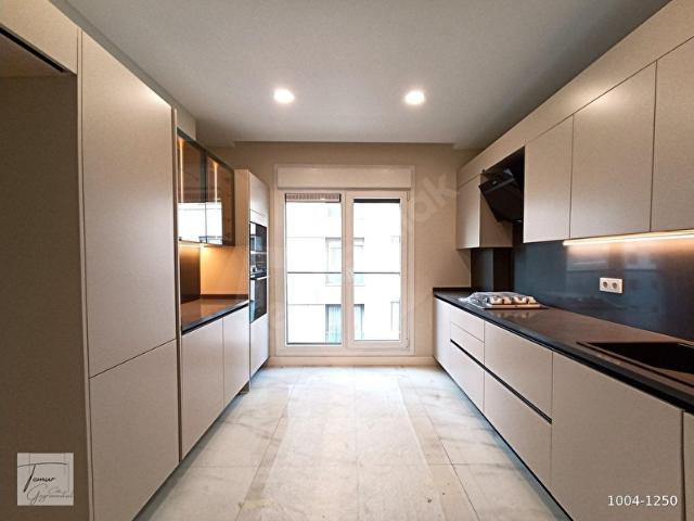 Caddebostan'da 724 Güvenlikli Sitede 115 m Net Sıfır 3+1 Daire