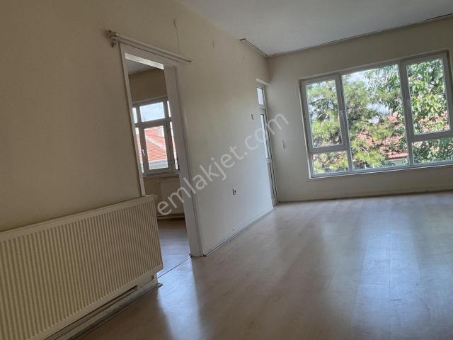 Caddeye Yakın Güney Cephe Uygun Fiyata Katta Kiralık Daire