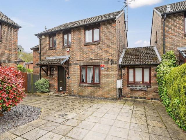 Caddis Close, Stanmore HA7 3 bed link detached house to rent £3,100 pcm £715 pw