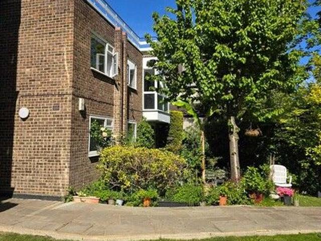 Cadogan Close, Beckenham, Beckenham BR3, 2 bed flat to rent, £1,950 pcm | PrimeLocation