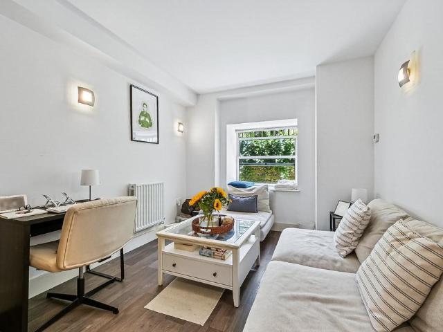 Cadogan Road, London, SE18 1 bed apartment to rent £1,750 pcm £404 pw