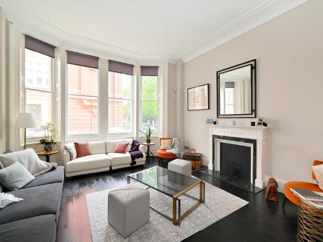Cadogan Square, Knightsbridge. 3 bed flat to rent £9,533 pcm £2,200 pw