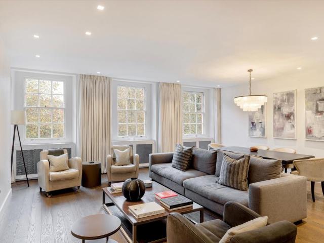 Cadogan Square, London, SW1X 3 bed flat to rent £14,300 pcm £3,300 pw