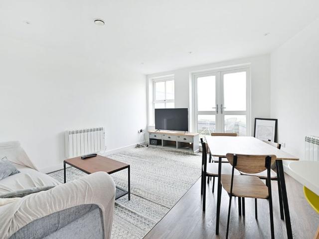 Cadogan Terrace, Hackney, London E9, 2 bed flat to rent, £2,850 pcm | PrimeLocation