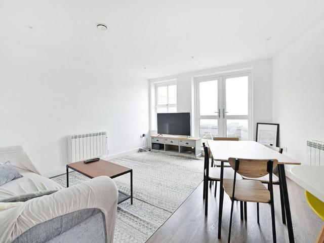 Cadogan Terrace, Hackney, London, E9 2 bed flat to rent £4,500 pcm £1,038 pw