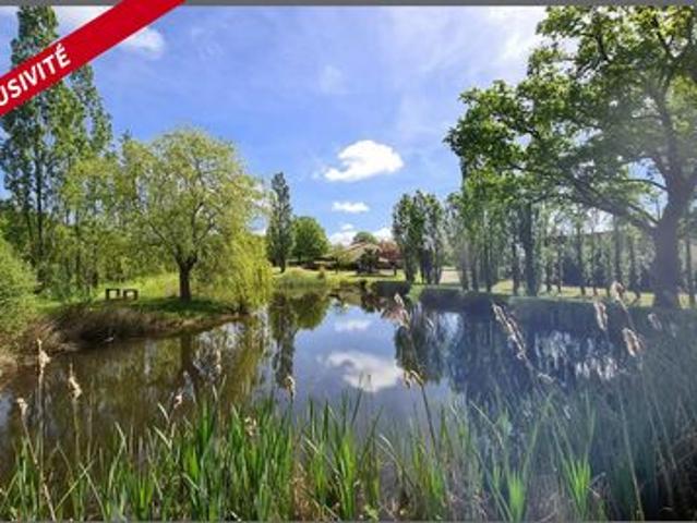 Cadre de nature avec un etang, salle de reception, dépendance