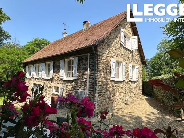 Cadre exceptionnelle pour cette ancien moulin rénové avec son étang et rivière, en zone non et terrain 1/2 ha