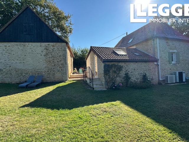 Cadre exceptionnelle pour cette propriété en pleine nature sur un terrain de 1.28ha avec bois