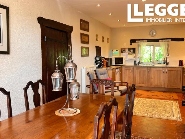 Cadre magnifique pour cette propriété de campagne en pierre très privée, totalement modernisée, avec de belles