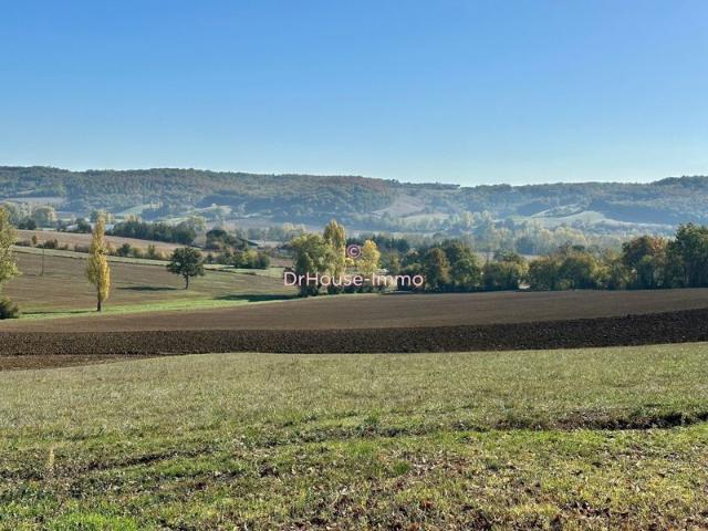 Cadre privilégié pour cette Commingeoise T3 de 108 m2 avec combles aménageables de même surface, et ses dépendance sur plus de 5000m2 de terrain
