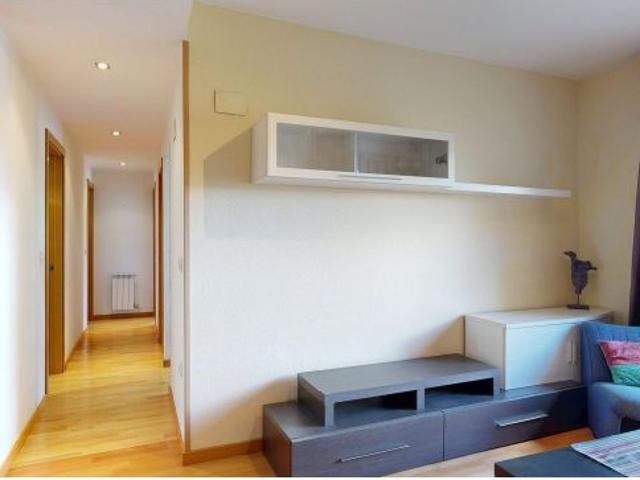 CADRETE: 3 dormitorios, salón, cocina y 2 baños. Garaje y trastero