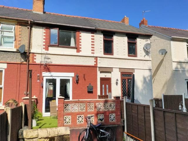 Caego Terrace, Wrexham LL11 2 bed terraced house to rent £875 pcm £202 pw