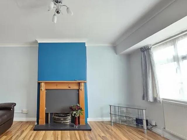 Caernarvon Drive, London, IG5 0SA, United Kingdom | 2 bed apartment for rent #120116322 | Rentberry